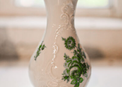 Geschwungene Vase Porzellan weiß grün