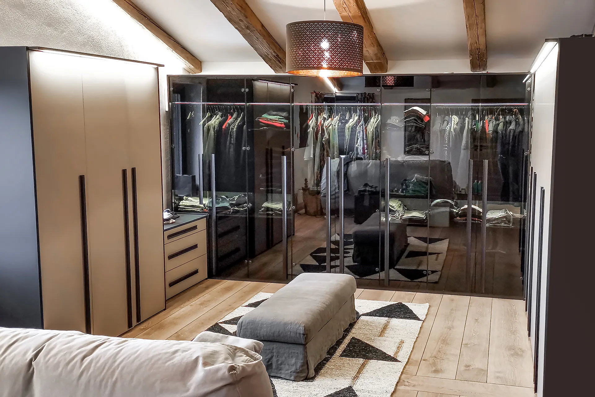 inroom innenausbau Schrankzimmer 2026 Kleiderschrank mit Glasfronten beleuchtet inroom möbel Neuried